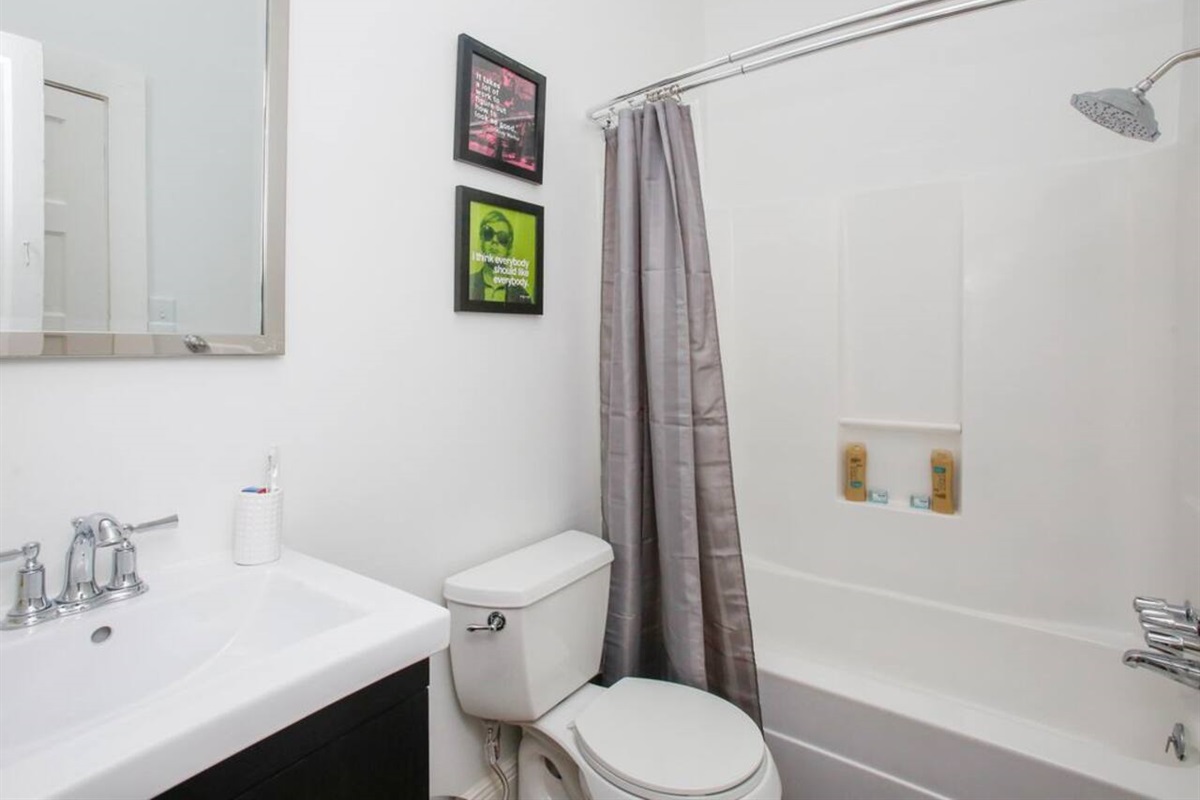 Full bathroom shared between king and queen bedrooms.