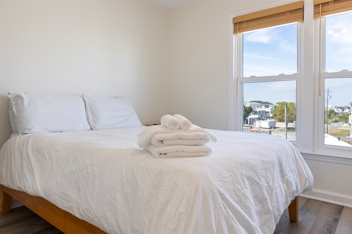 Bedroom 2: Queen bed