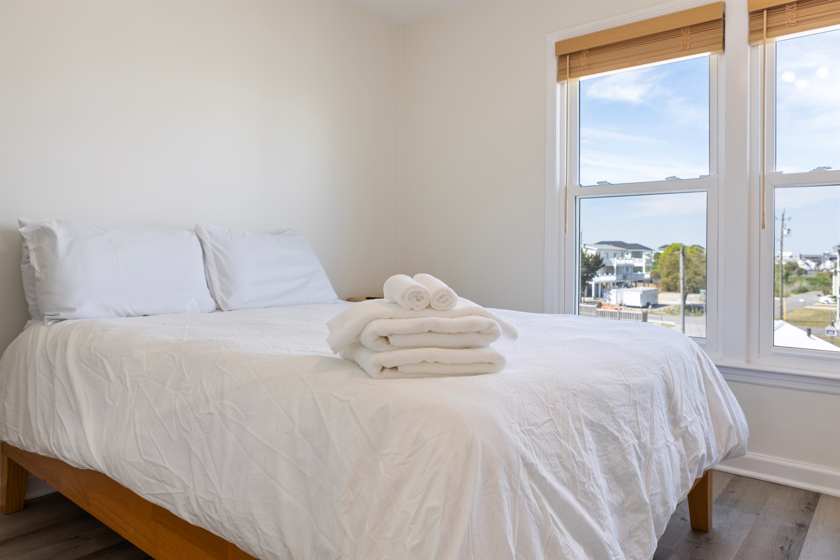 Bedroom 2: Queen bed