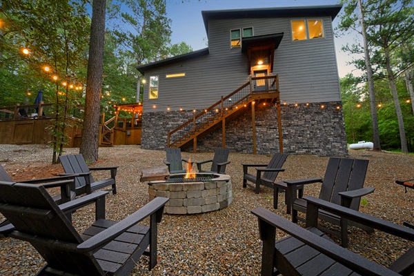 Nothing says cabin life like a crackling fire, good company, and s’mores melting under the stars.