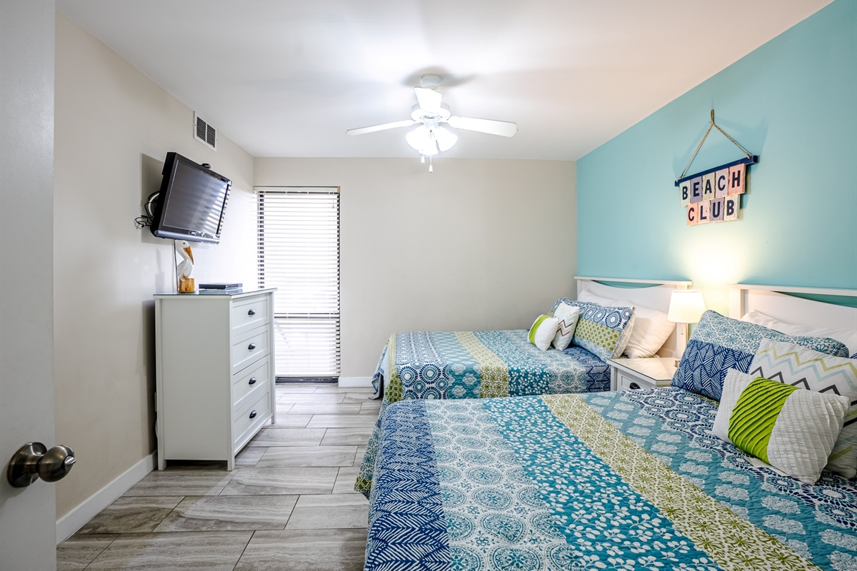 Guest room with two queens, ceiling fan, smart TV and access to the second bathroom
