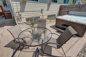Basking in the daylight or beneath the stars, our patio paradise invites you to soak up the serenity. Hot tub bliss, any time of day! ☀️🛁 #DaytimeRelaxation #PatioRetreat