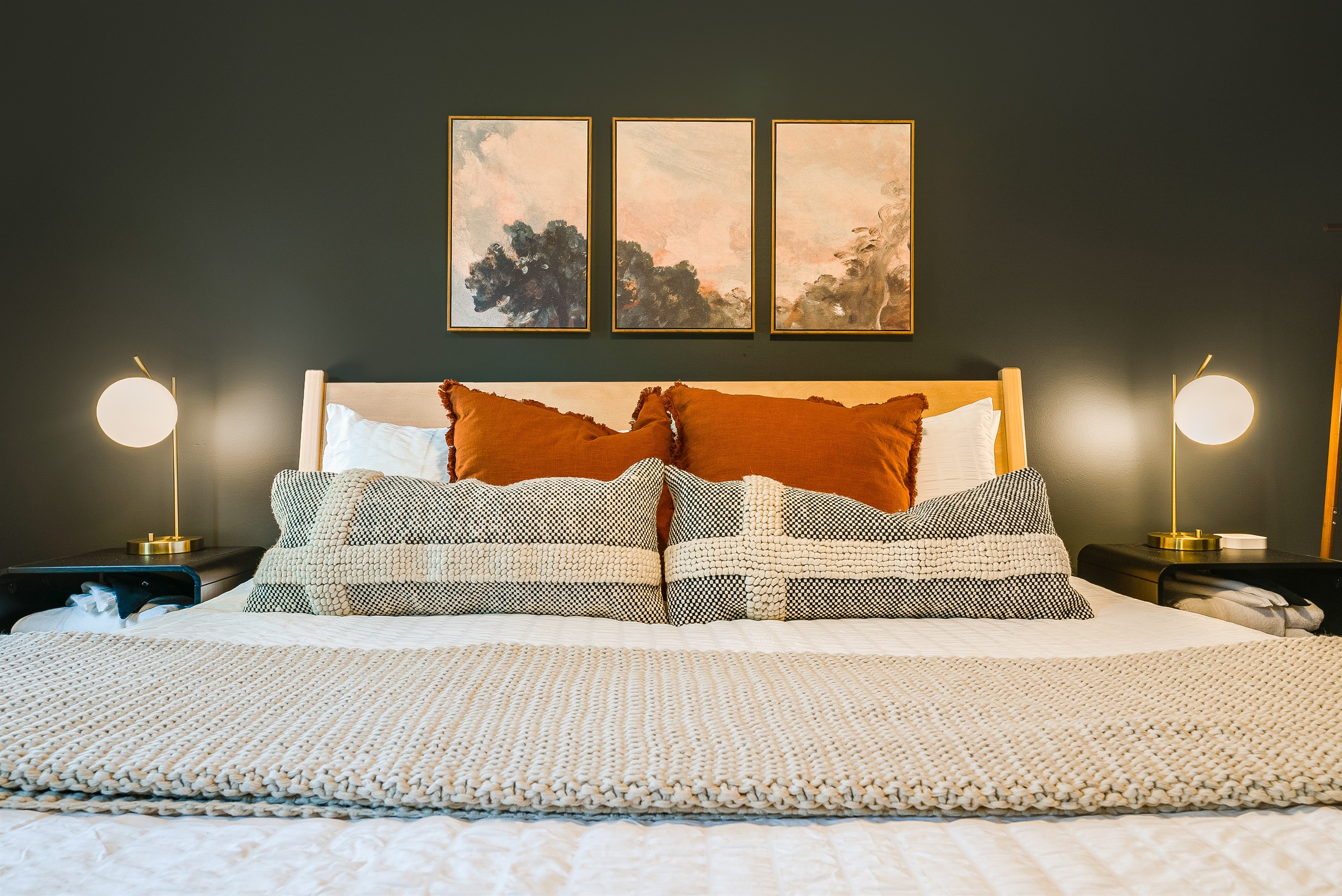 Relax in style – elegant king bedroom with modern touches