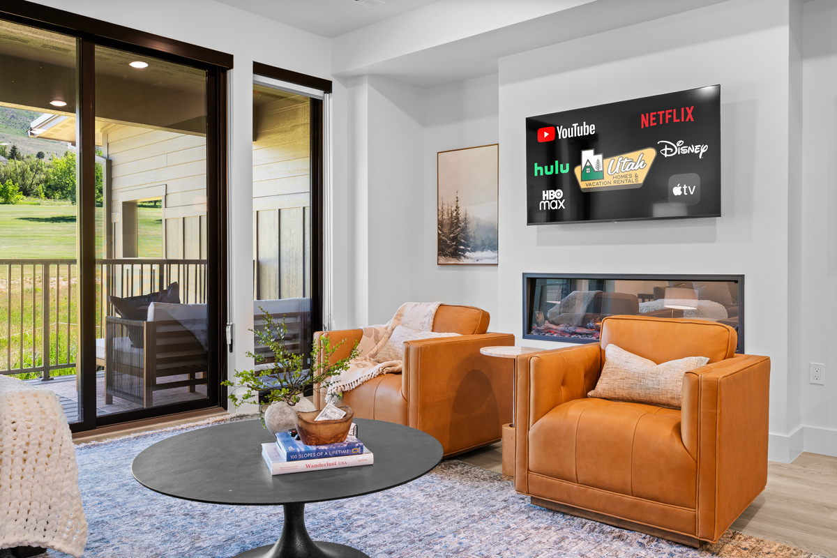 Fabulous mountain and golf course views, plus a cozy fireplace, create the perfect mountain retreat.