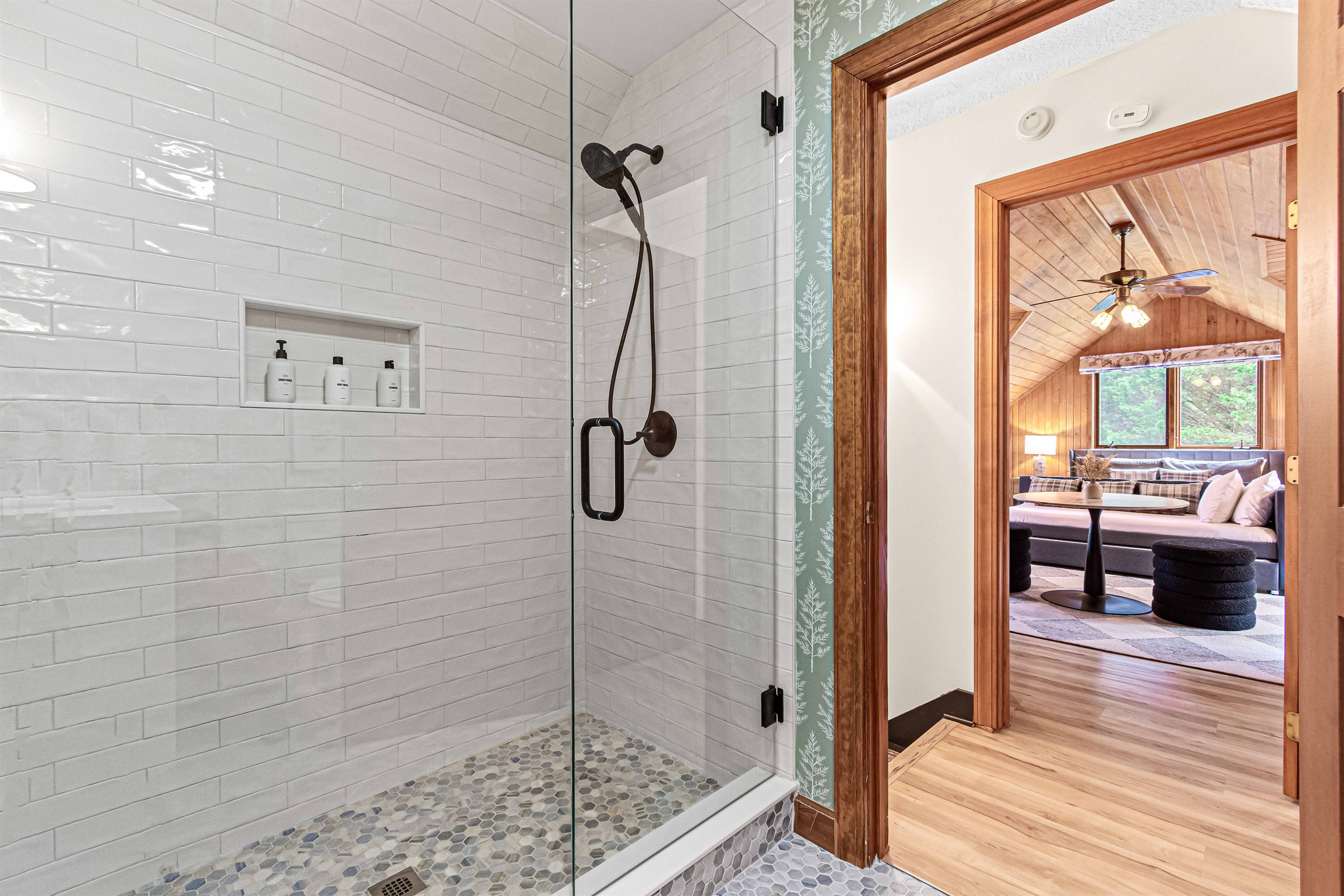 Step from your private ensuite shower straight into the cozy Tanbark Ridge —designed for seamless comfort and relaxation.🚿🛏️✨