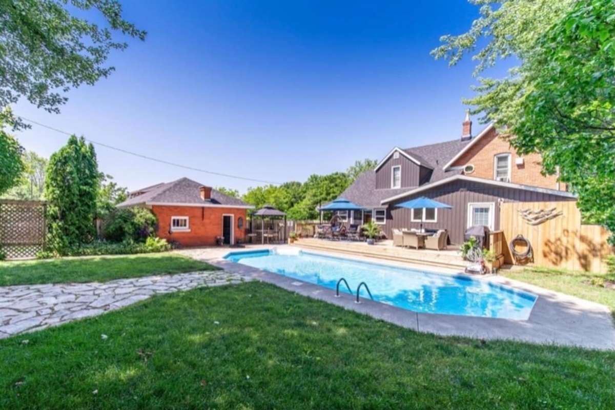 Spacious Relaxing Backyard With Pool