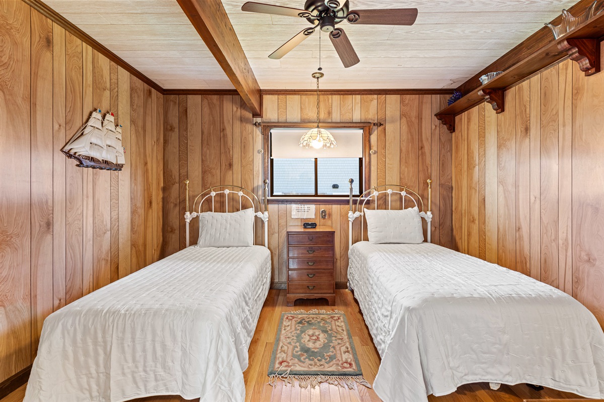 Double twin bedroom lower level