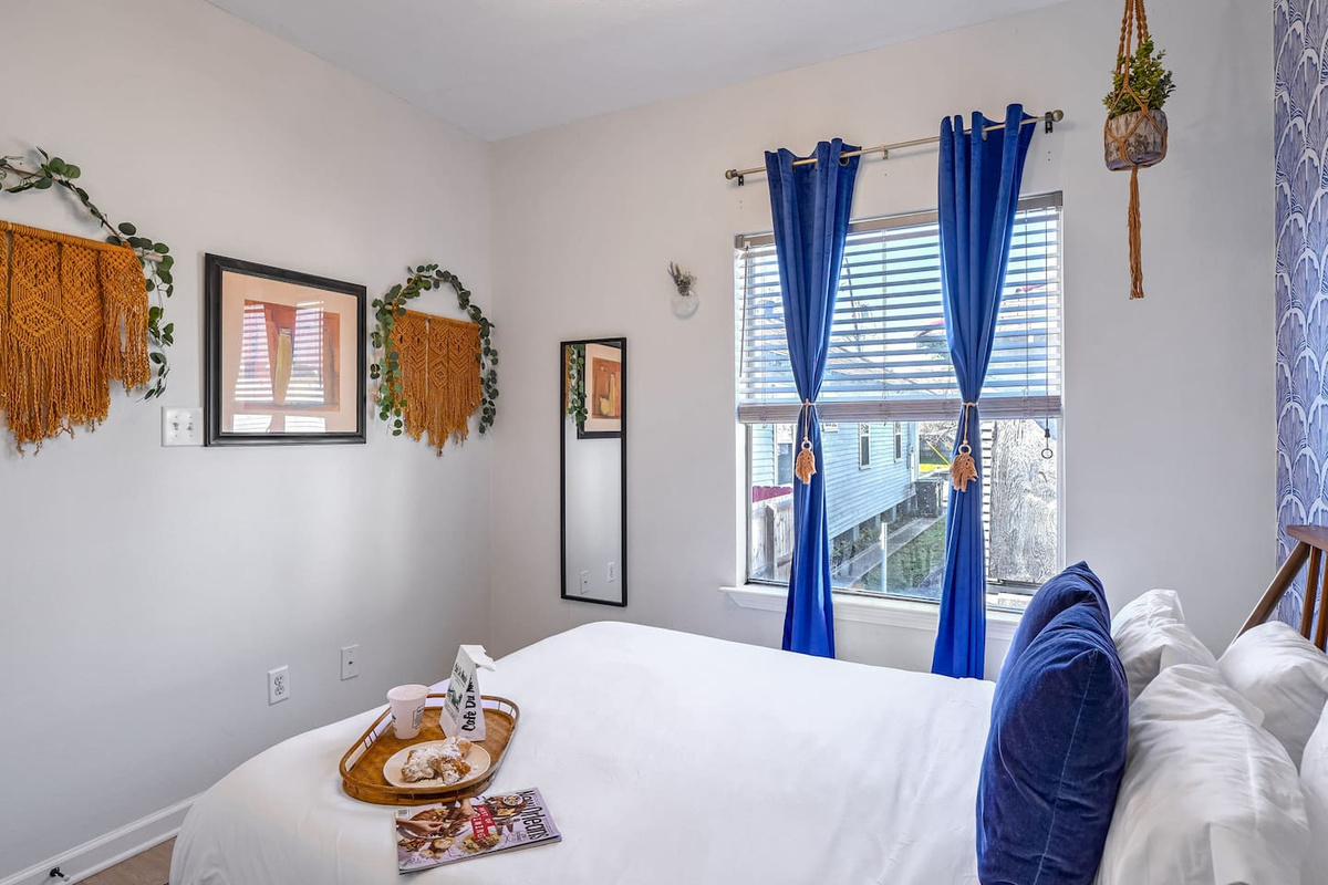 Look at how good you're looking in the full-length mirrors included in each bedroom!  Enjoy memory foam queen mattress and funky decor in the 'Blue Room' 