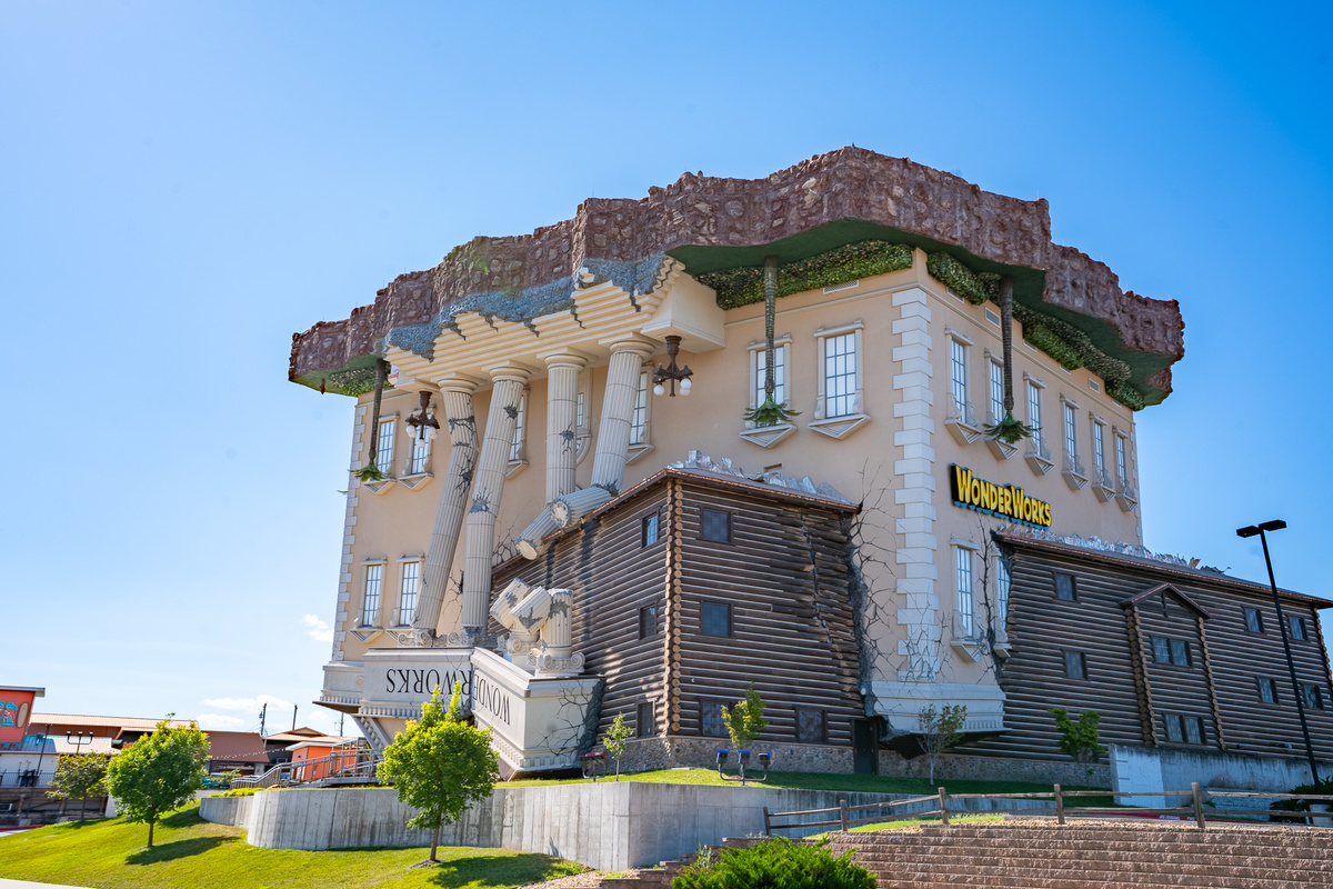 Branson is packed with things to do beyond the shows. Explore quirky attractions, museums and family fun throughout your stay.