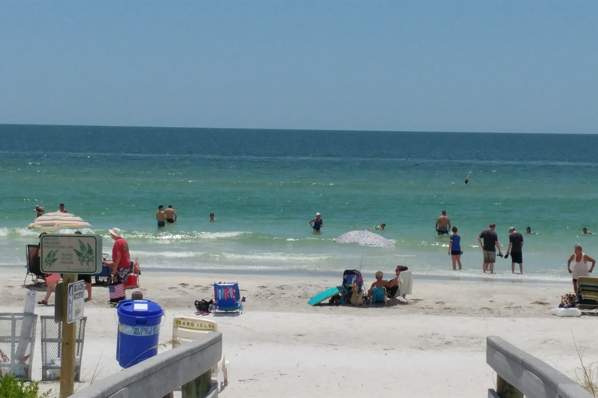 Beautiful Indian Rocks Beach - 3 to 5 minute walk from resort