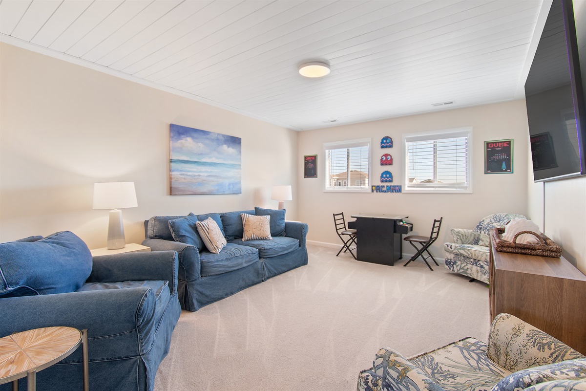 Loft area with 75" TV and Multicade