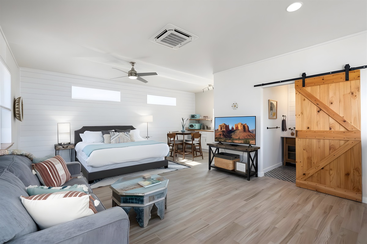 {Casita} Detached casita: King bed, kitchenette, sofa bed, ensuite bath — perfect for couples or friends.