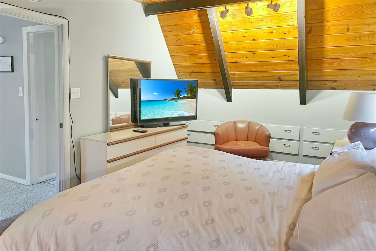 King bedroom features a 32'' Samrt TV