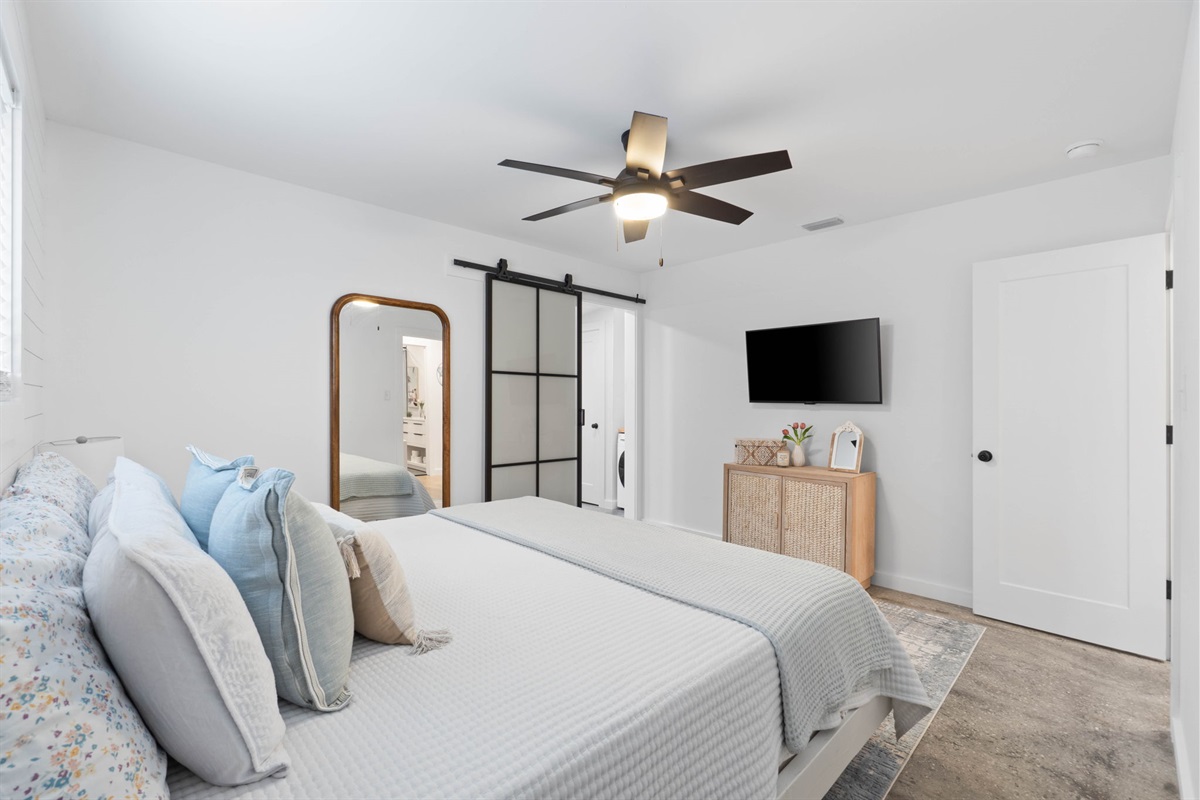 Small Serenity 1's Master Bedroom: King Bed, Private Remodeled Bathroom with walk in shower, soaker tub (sleeps 2)