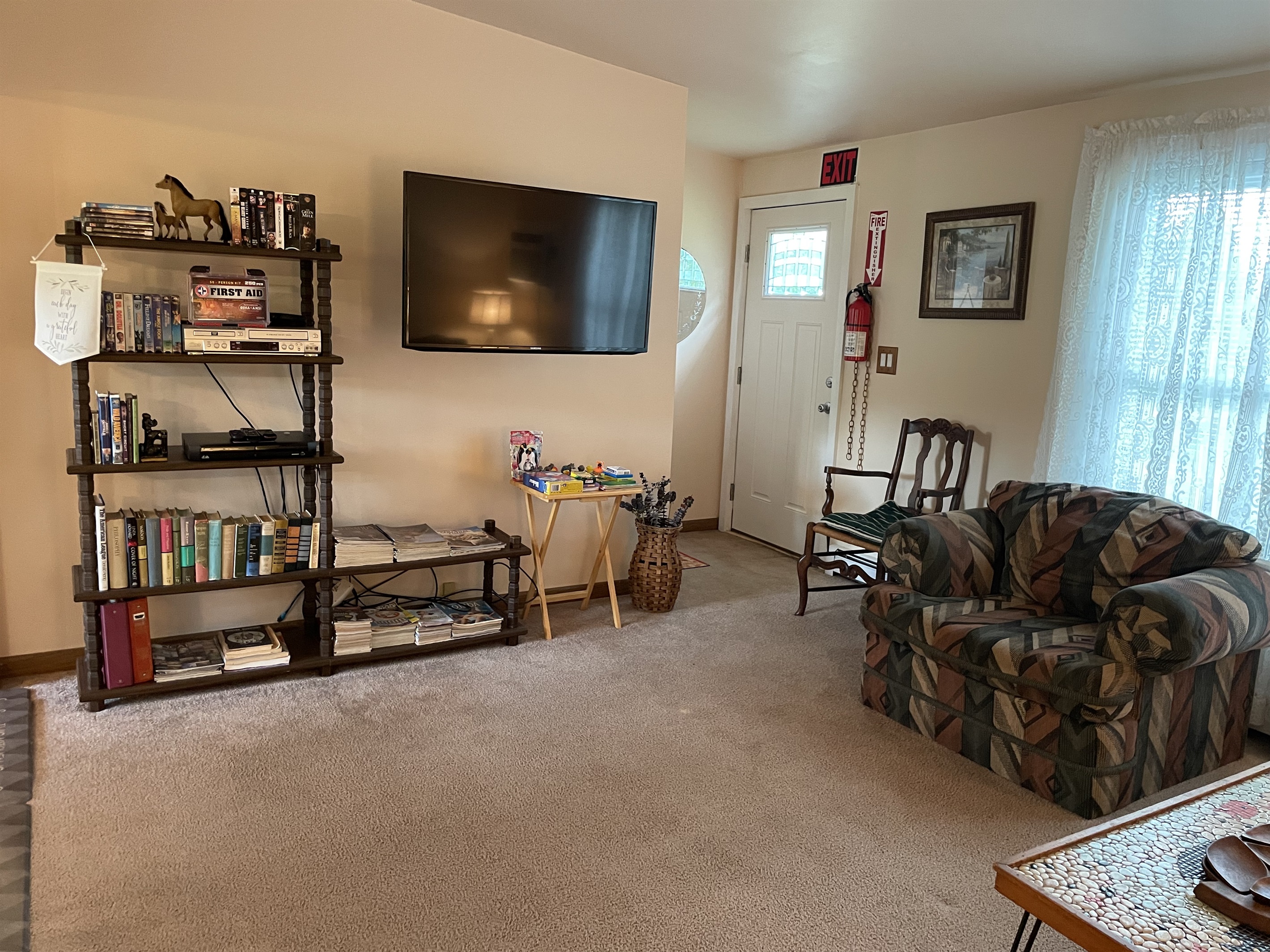 2nd Living room off Kitchen area and TV