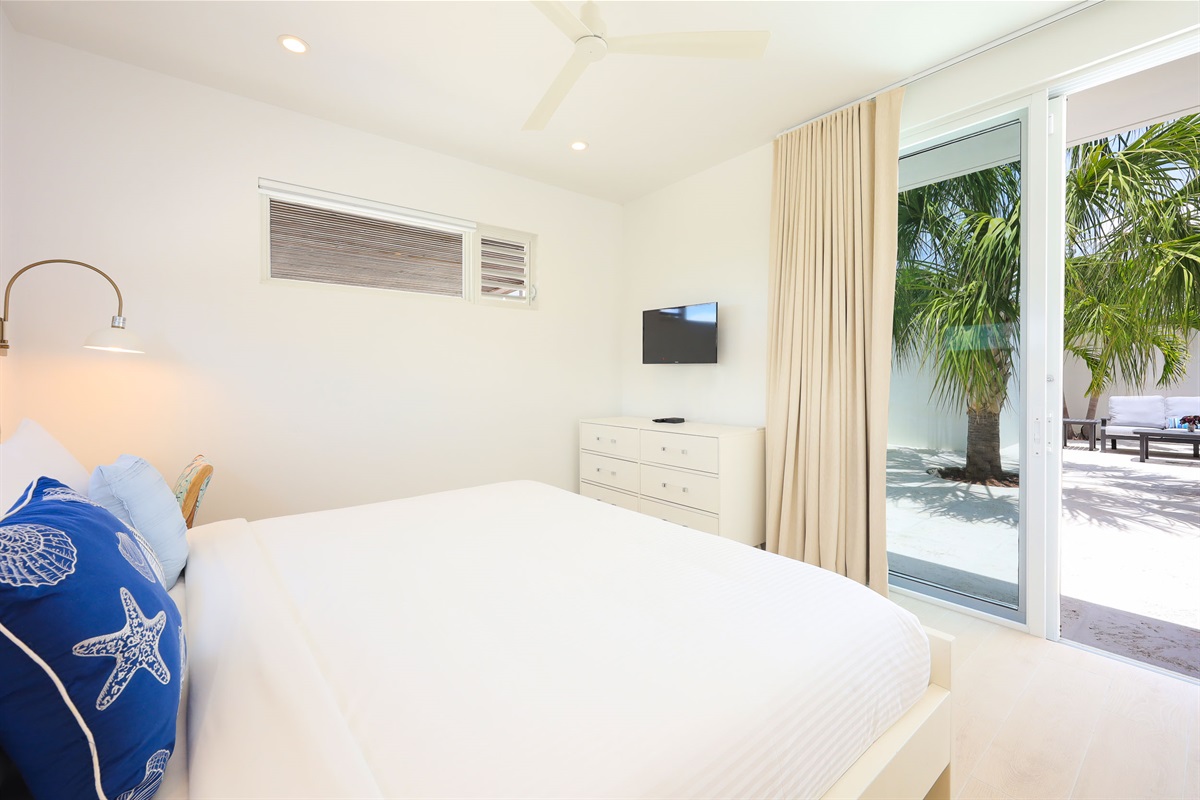 Bedroom with access to the courtyard
