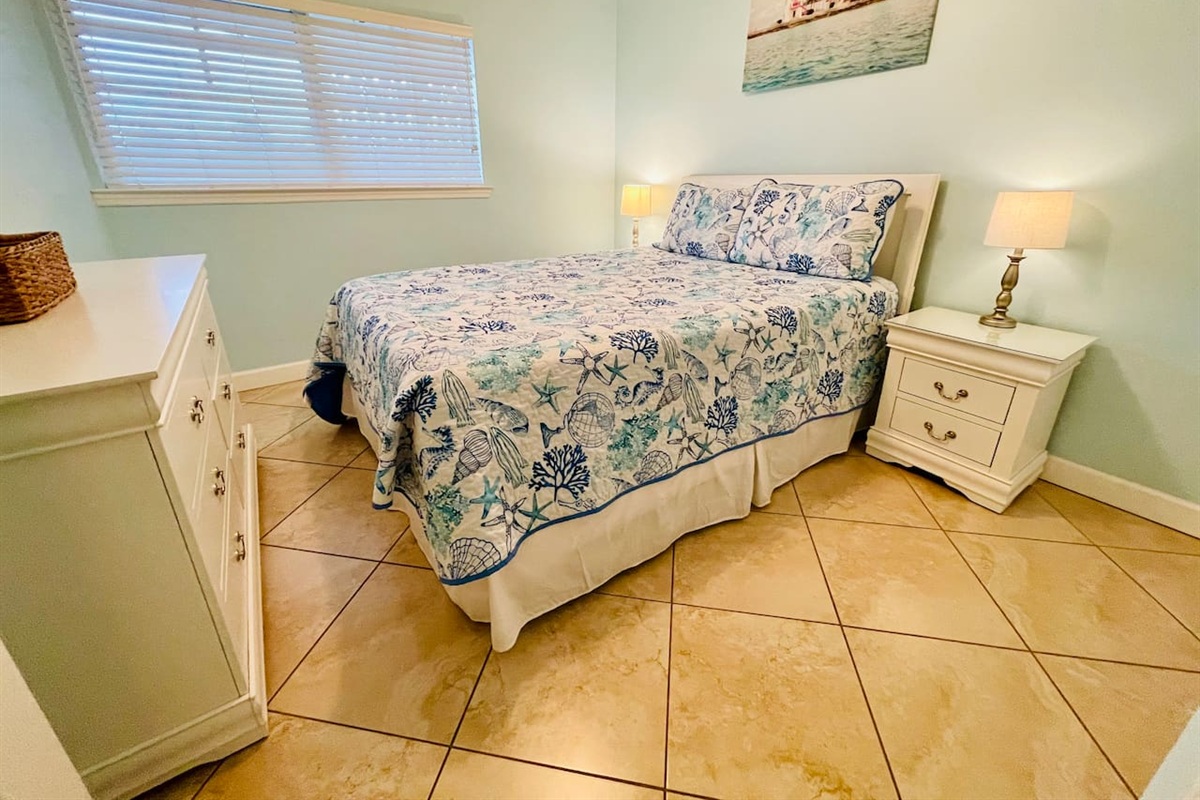 Bedroom 2, Queen Bed