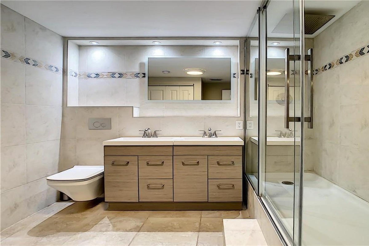 Luxurious master bathroom with a spa-like soaking tub, double vanity, and walk-in shower—pamper yourself after a day at Madeira Beach and Johns Pass while staying in our midterm rental in Seminole, FL.