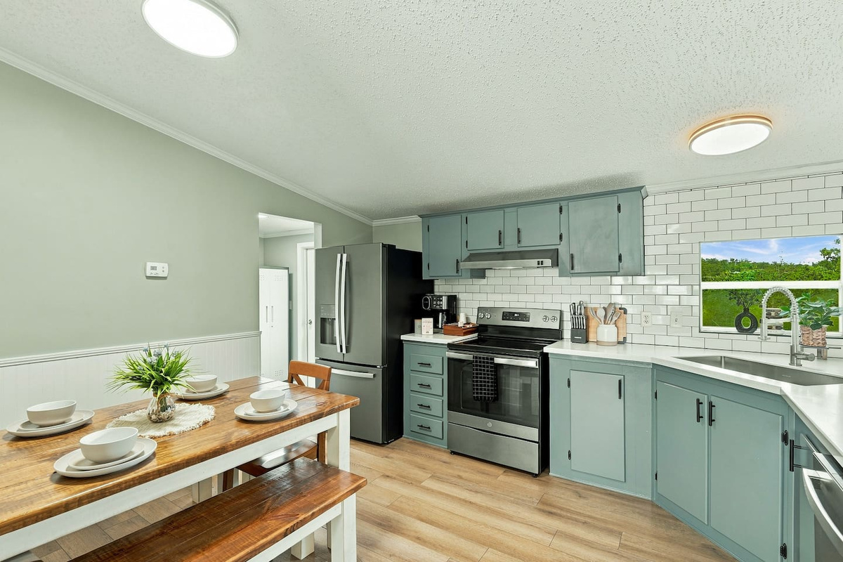 A fully equipped kitchen makes breakfast, family dinners, and easy lake-day meals simple.