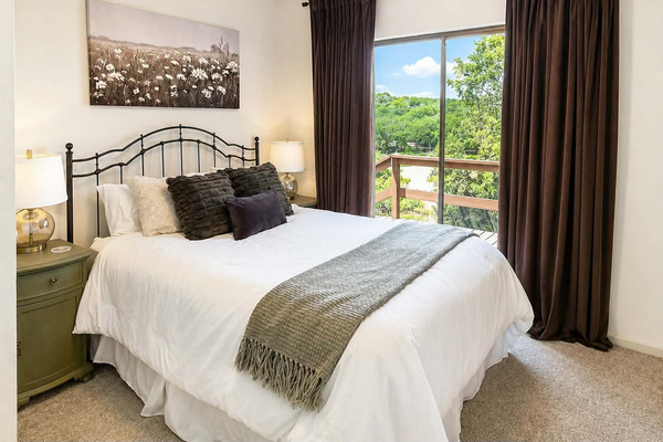 Queen bed with direct deck access and lake view