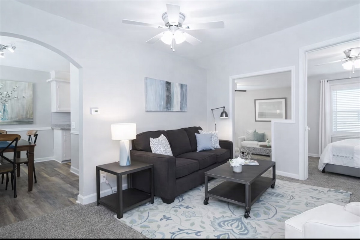 Living Room w/Large 4k Smart TV & Digital Antenna