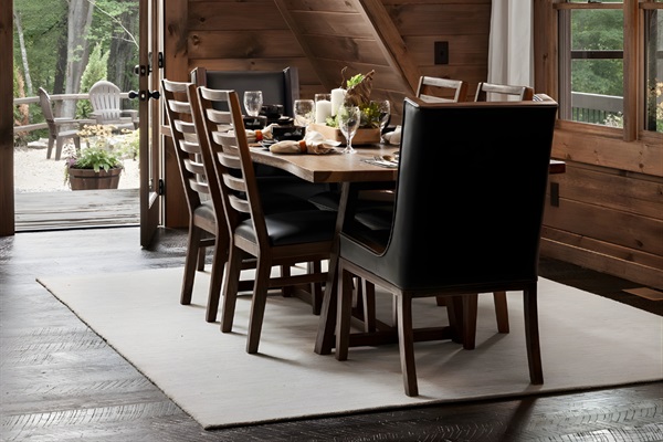 Warm textures + soft light = perfect dinner ambiance.