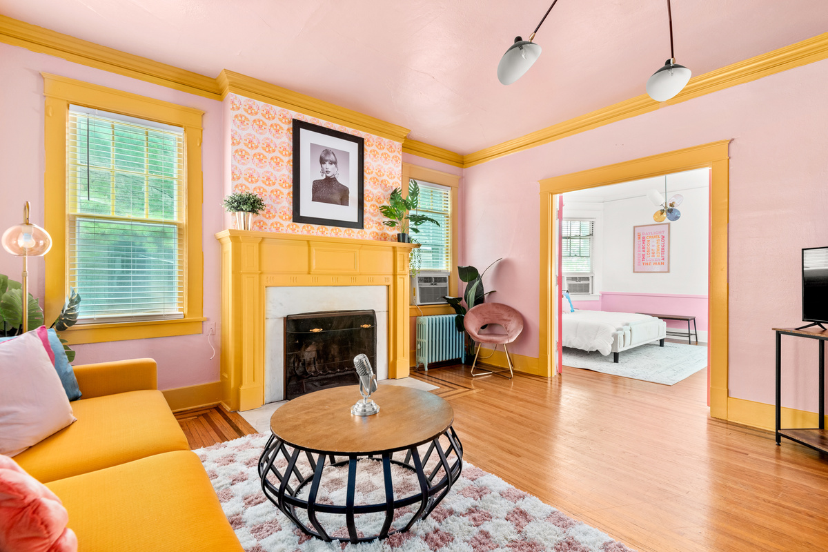 Original fireplace
(decorative only)