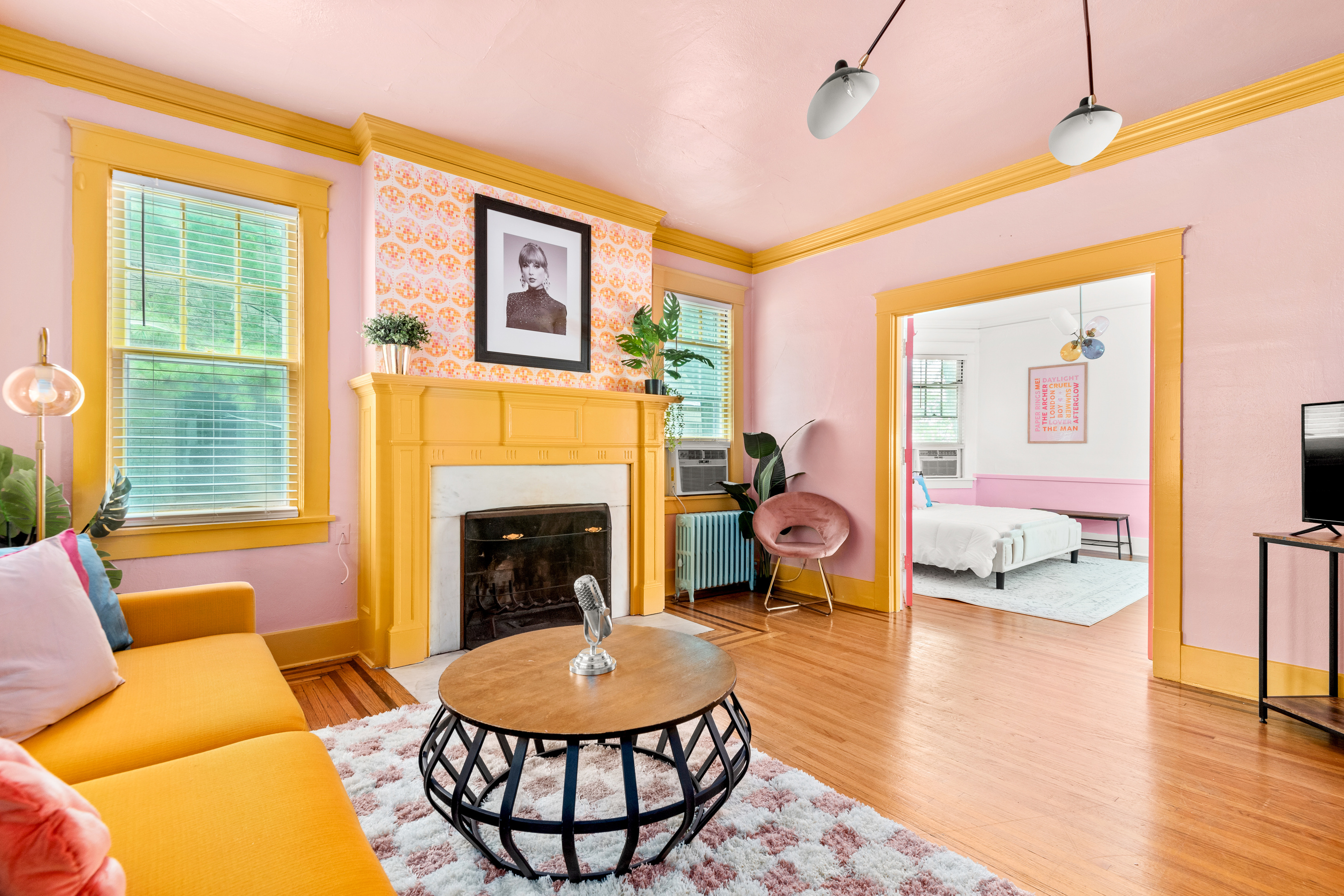 Original fireplace
(decorative only)