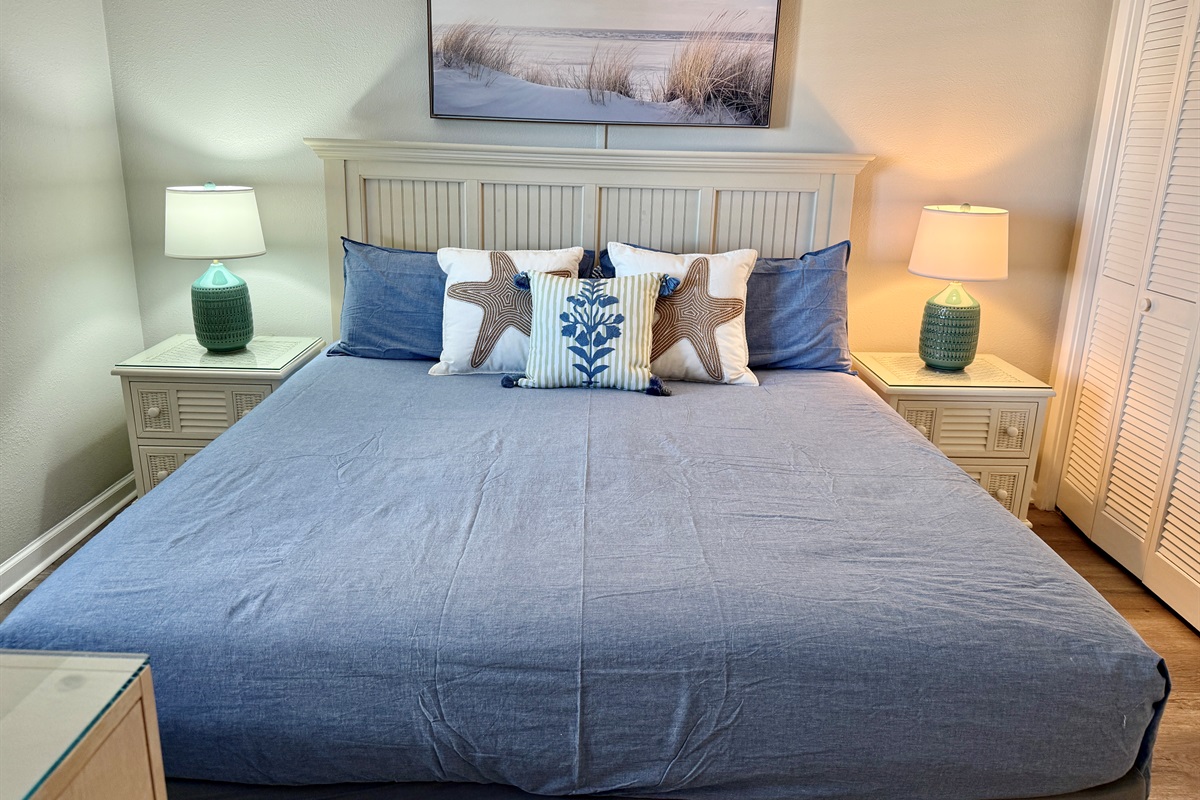 Guest Bedroom w/King Bed and En Suite Bath