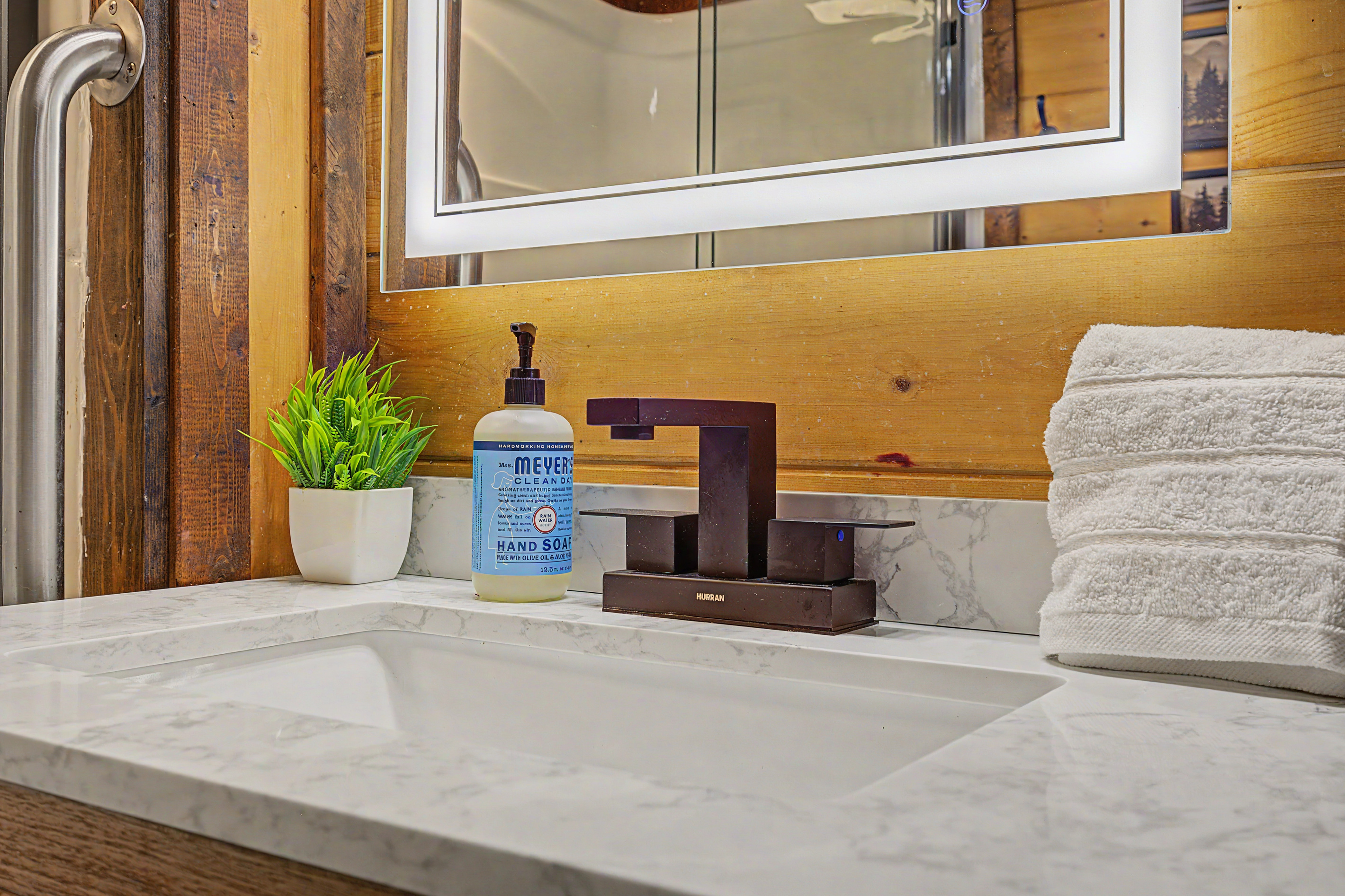 Stylish Bathroom: Modern fixtures and rustic charm create a refreshing retreat for your getaway!