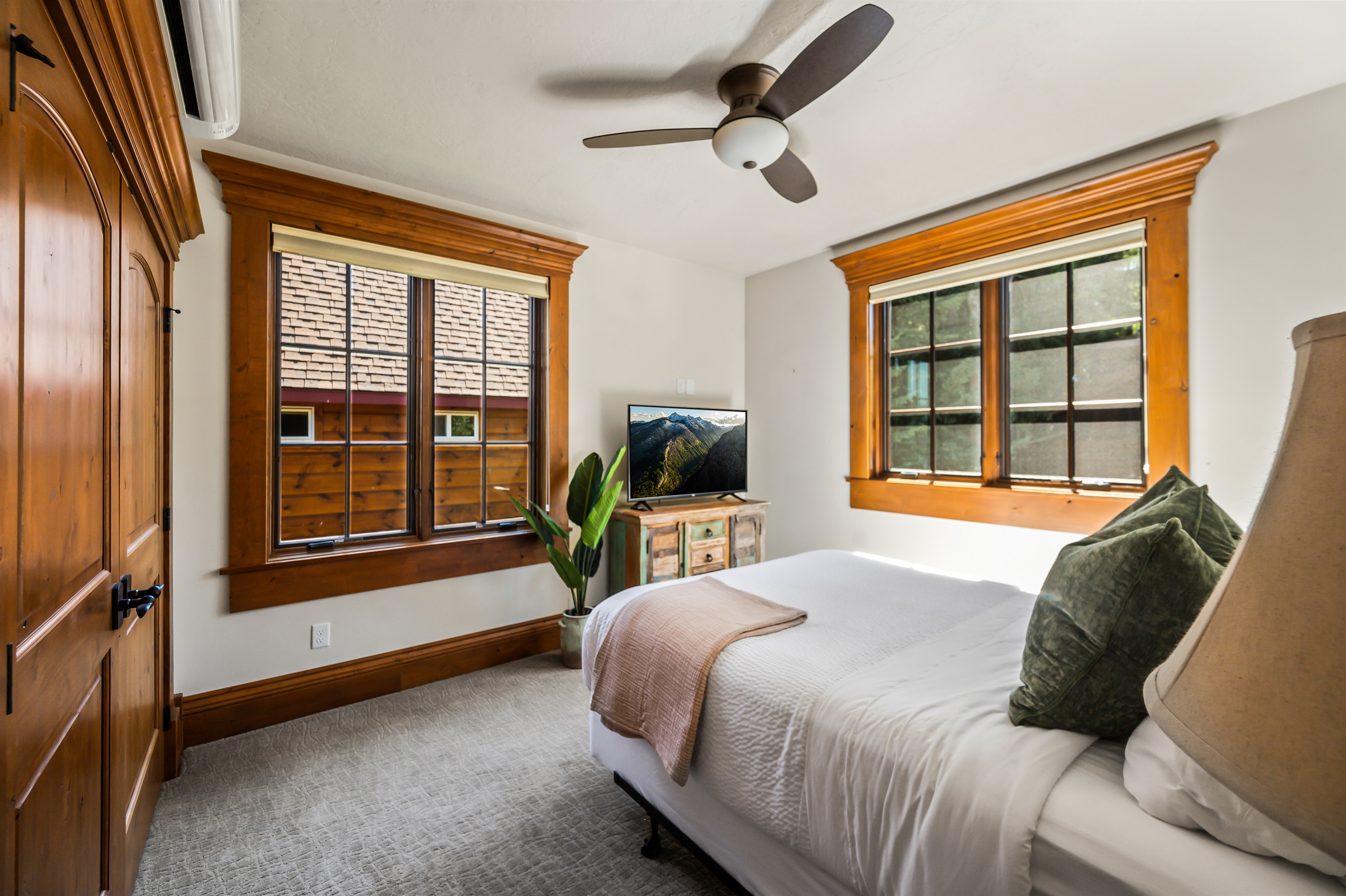 Guest Room with Queen Bed