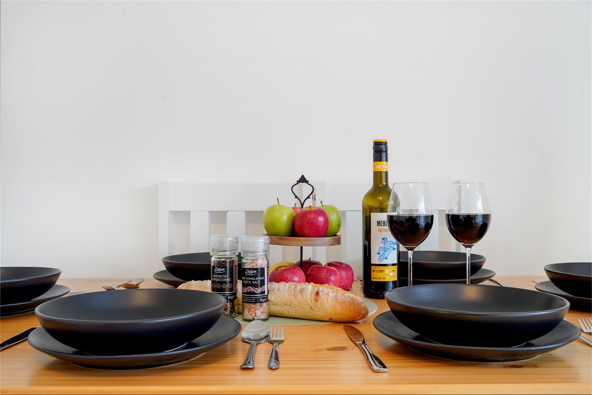 [enjoy a pleasant meal with family or friends]