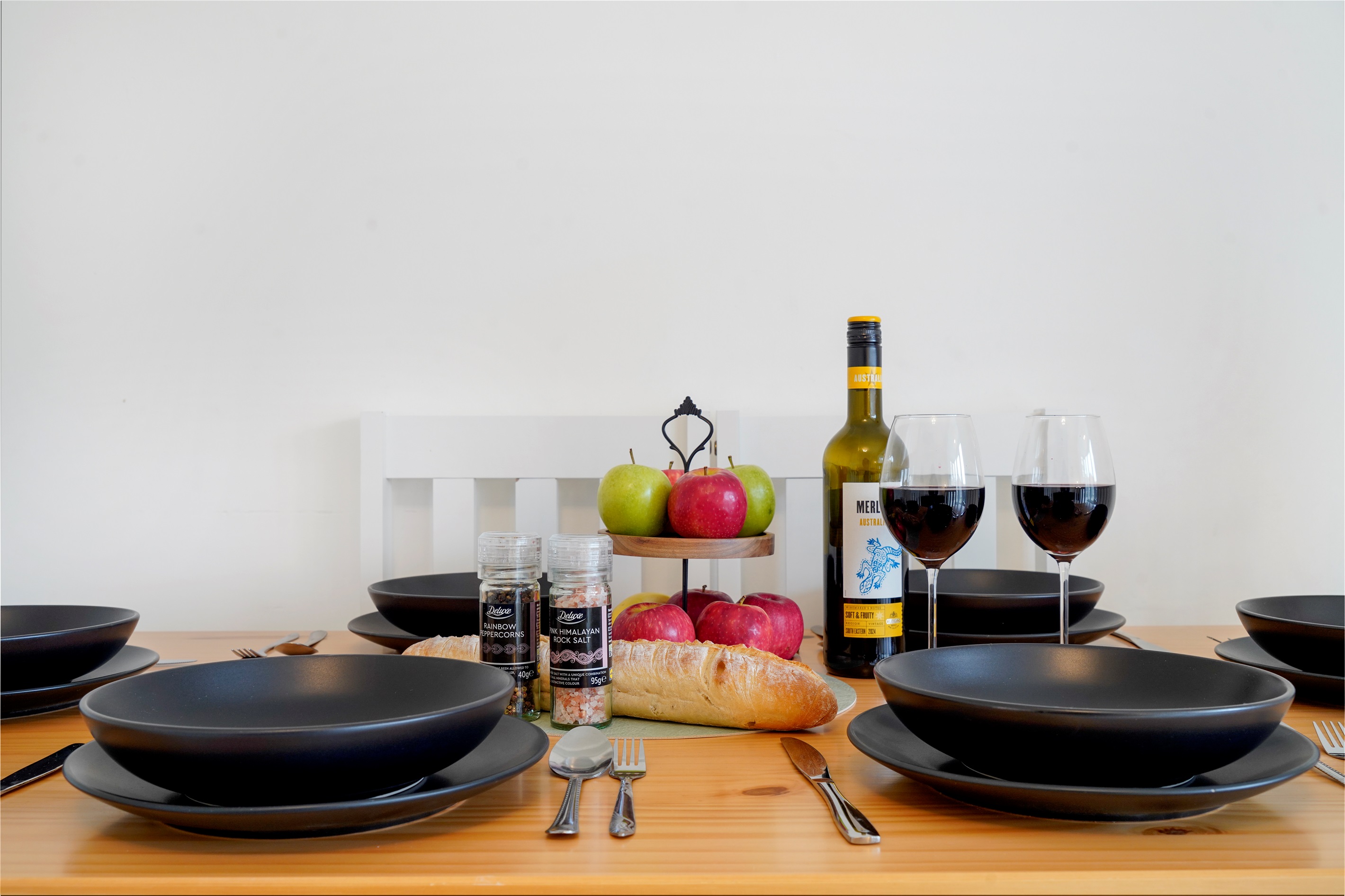 [enjoy a pleasant meal with family or friends]