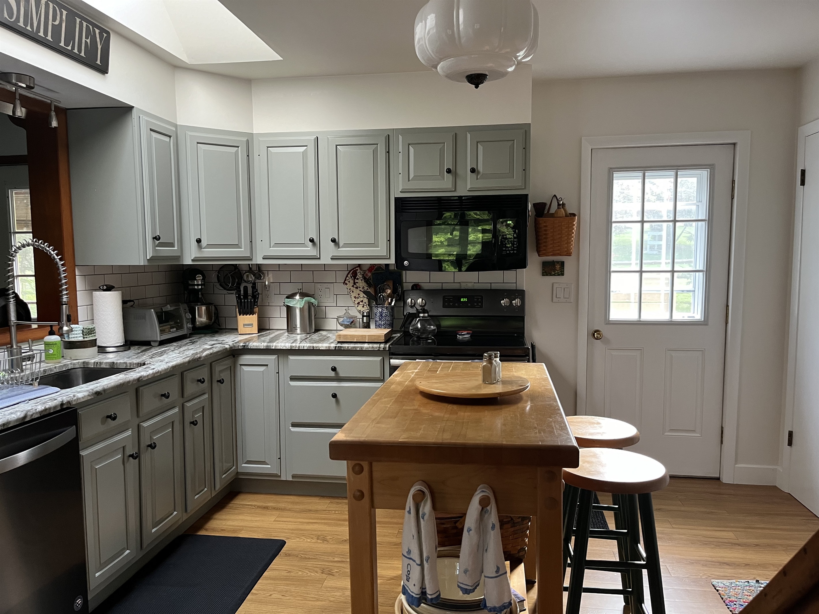 Kitchen w/ island