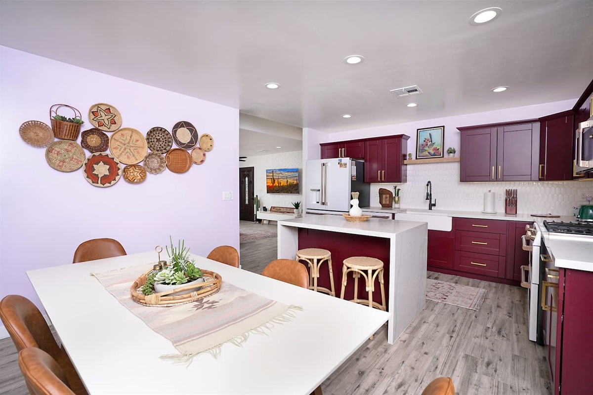 Dining & breakfast bar has room for 8 to comfortably dine.