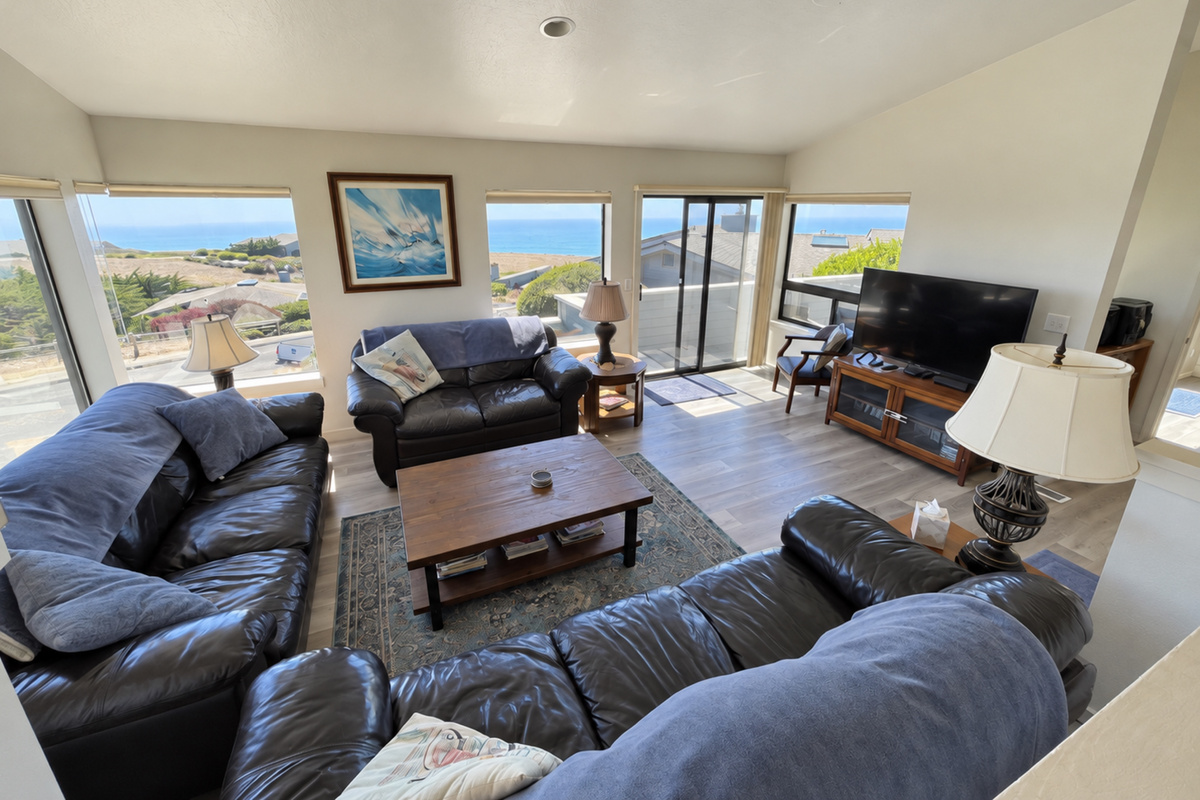 Living Room facing Pacific Ocean. 3 leather Lazy Boy Couches with 55 inch Cable TV/Roku; Blu Ray. Great Ocean Views. Beach Trail across street.