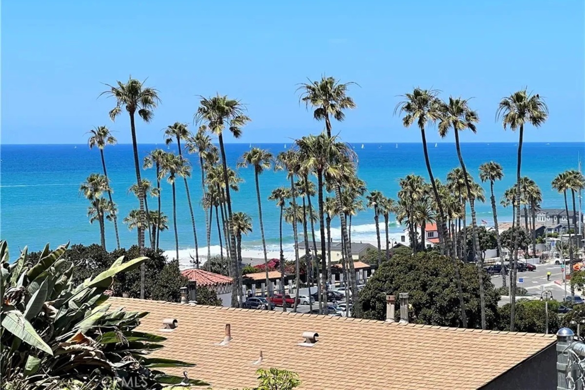 New listing from hosts with 4.99 star rating. Panoramic ocean views stretch from San Clemente’s North Beach to Dana Point Harbor. Steps from cafés, the beach, scenic coastal trails, and the free trolley, yet peacefully tucked away on the hill above it all.