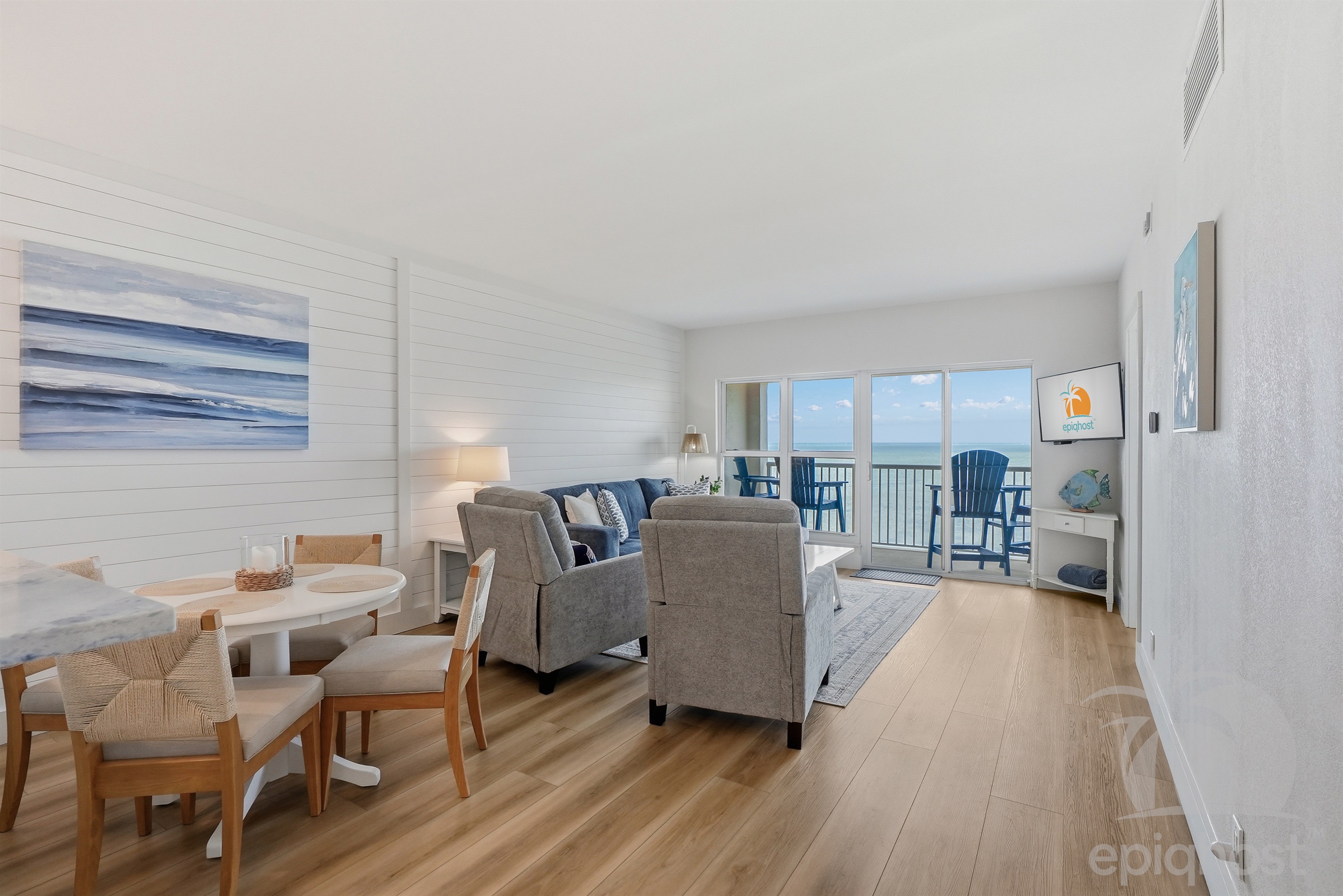 Dining area with bay-view windows