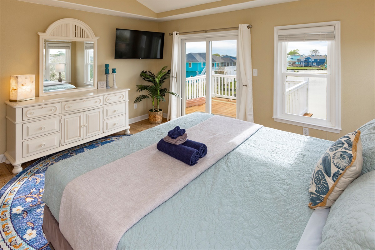 Stream shows or watch movies at night from your King sized bed, with a private balcony & en suite bathroom
