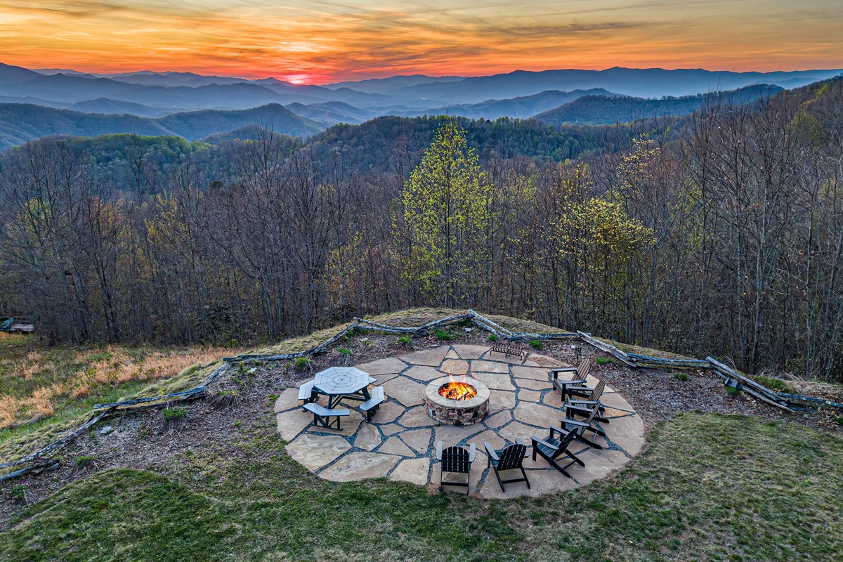 Fire Pit Retreat: Unwind by the fire with breathtaking mountain sunsets and starry nights!