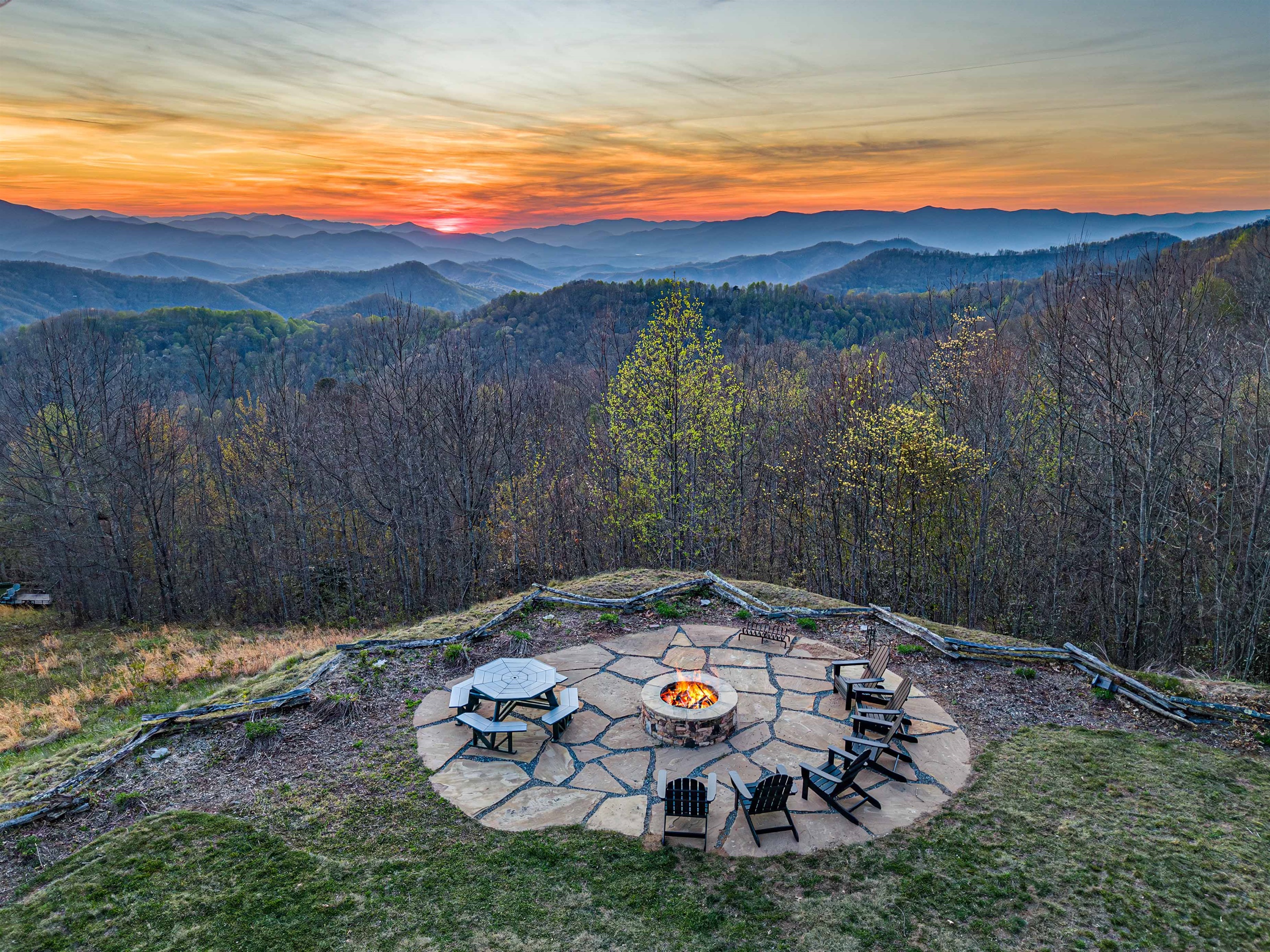 Fire Pit Retreat: Unwind by the fire with breathtaking mountain sunsets and starry nights!