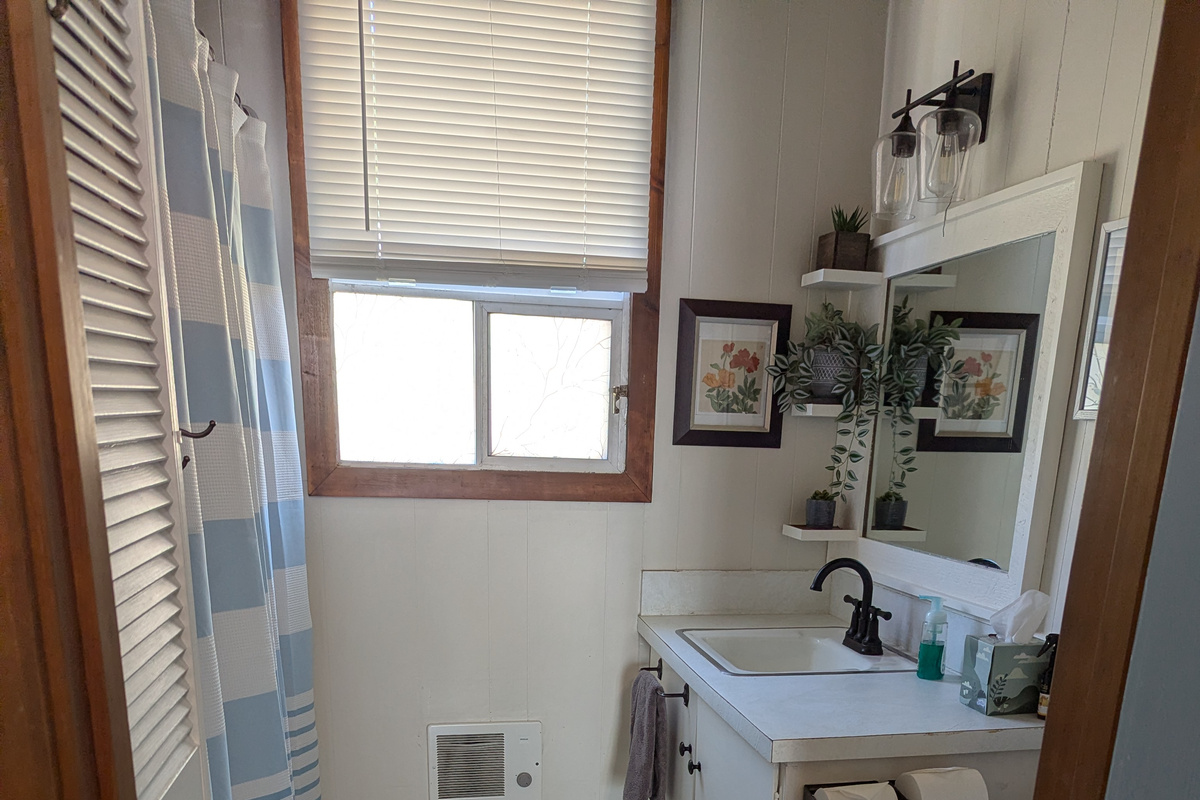 Full Bathroom. Has everything you need. Pantene brand shampoo & conditioner. Body soap, First aid kit etc., etc