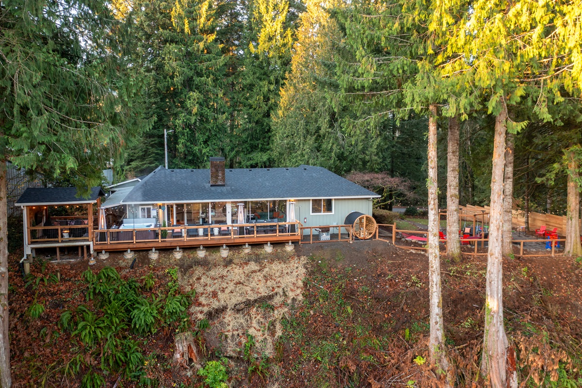 A spacious forest getaway with a huge deck, hot tub, sauna, and fun outdoor spaces—ideal for families and groups looking to relax, play, and reconnect in nature.