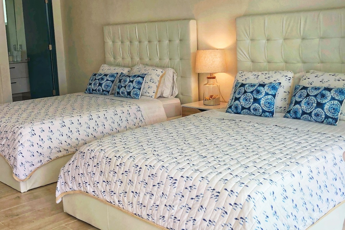 Ground Floor Private 2 Queen Bed Suite~ T.V., ~Bath With Large Shower/Poolside