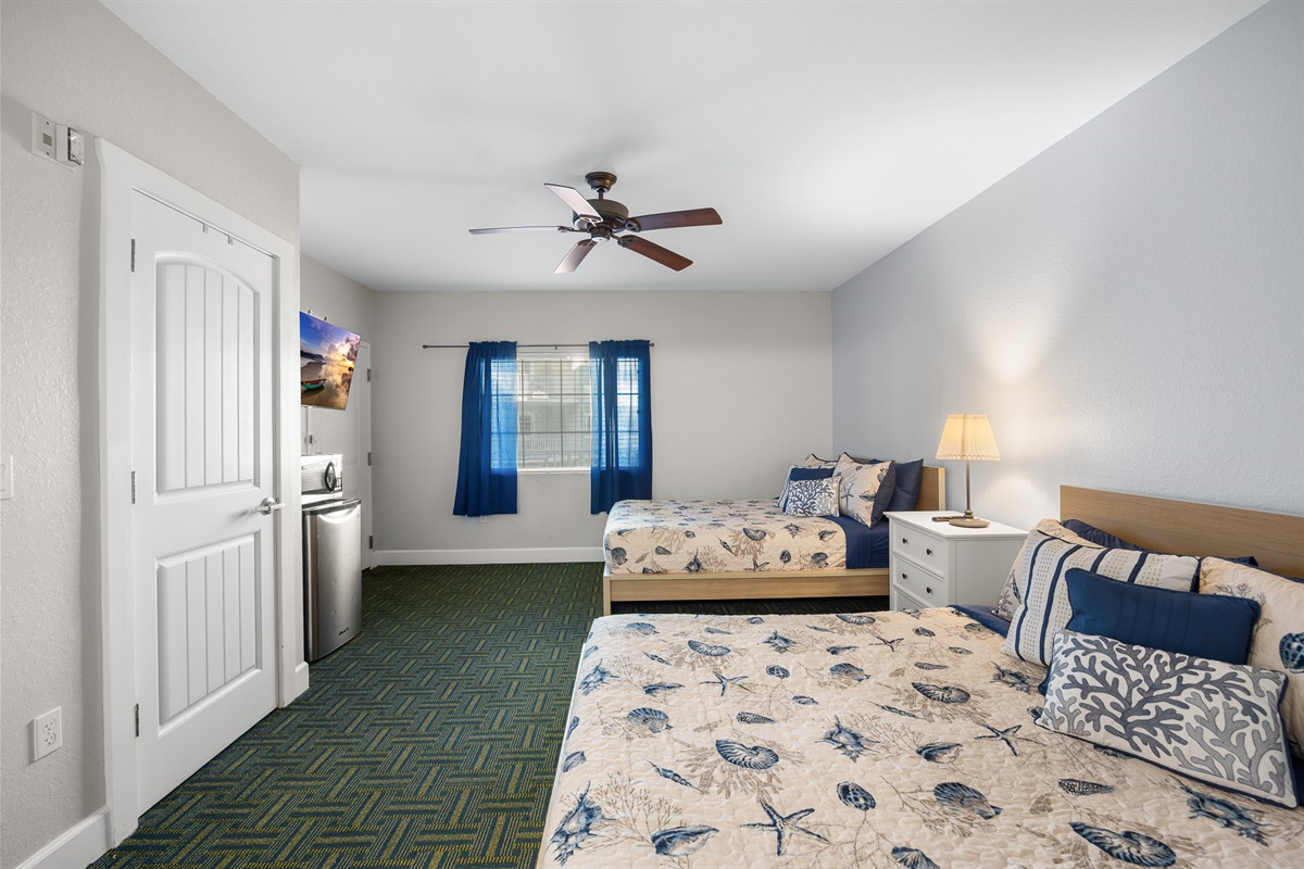 Guest bedroom, sleeps 4, ensuite bath (front bedroom)