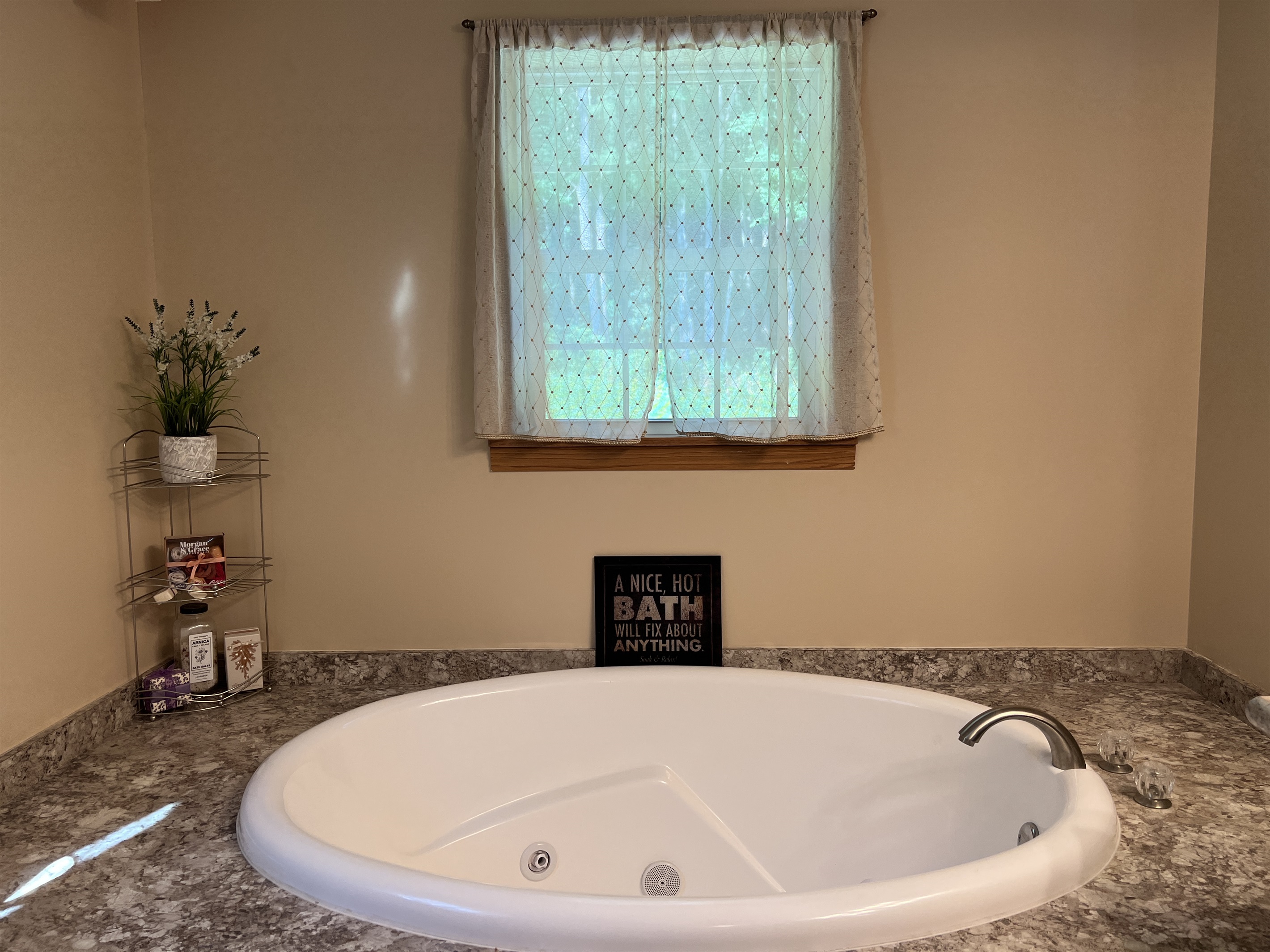 Jetted tub in ensuite bath!!
