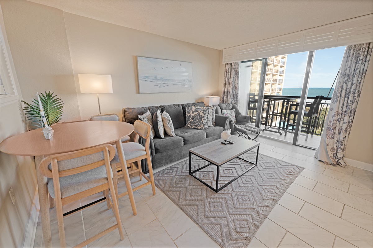 Living Room with Stunning Views🌊☀️