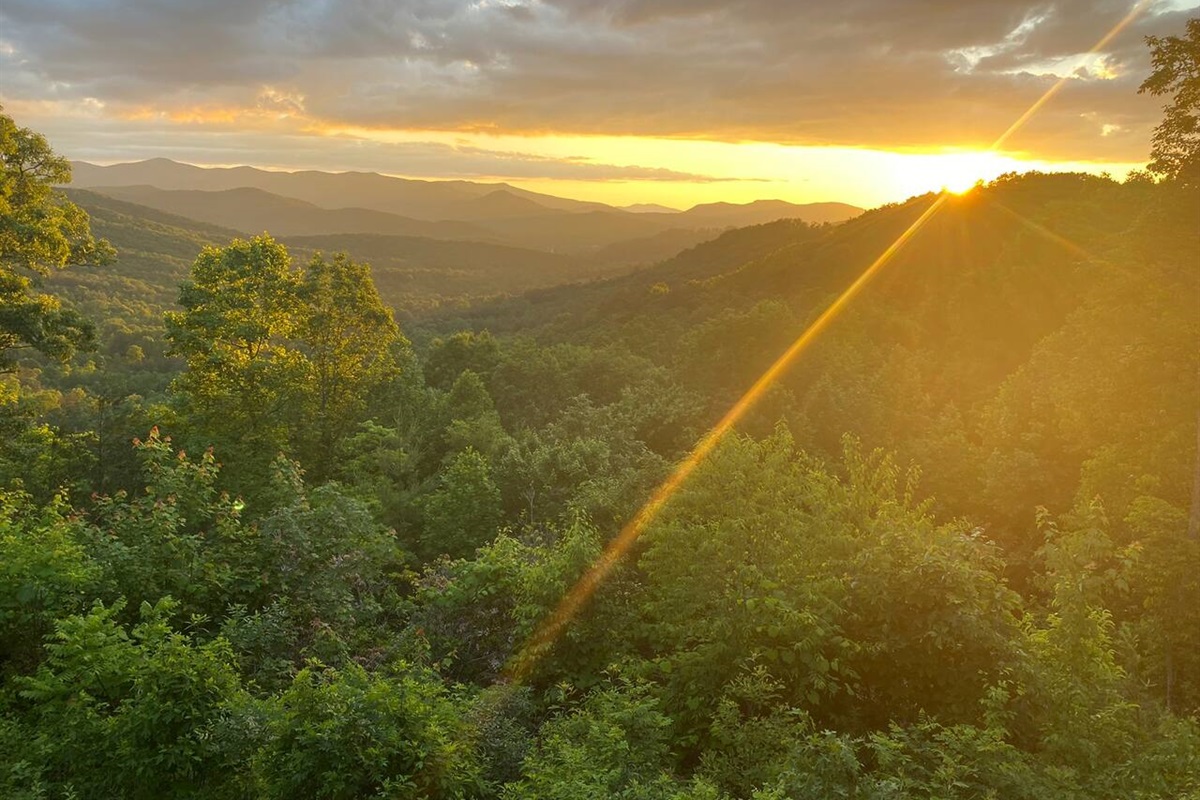 Breathtaking sunsets like this every single day. 
