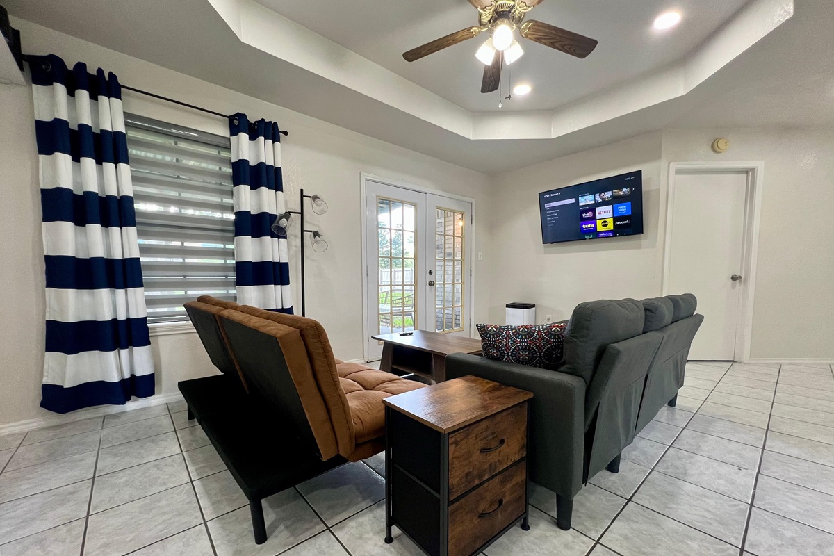 Comfortable living room - Smart TV!