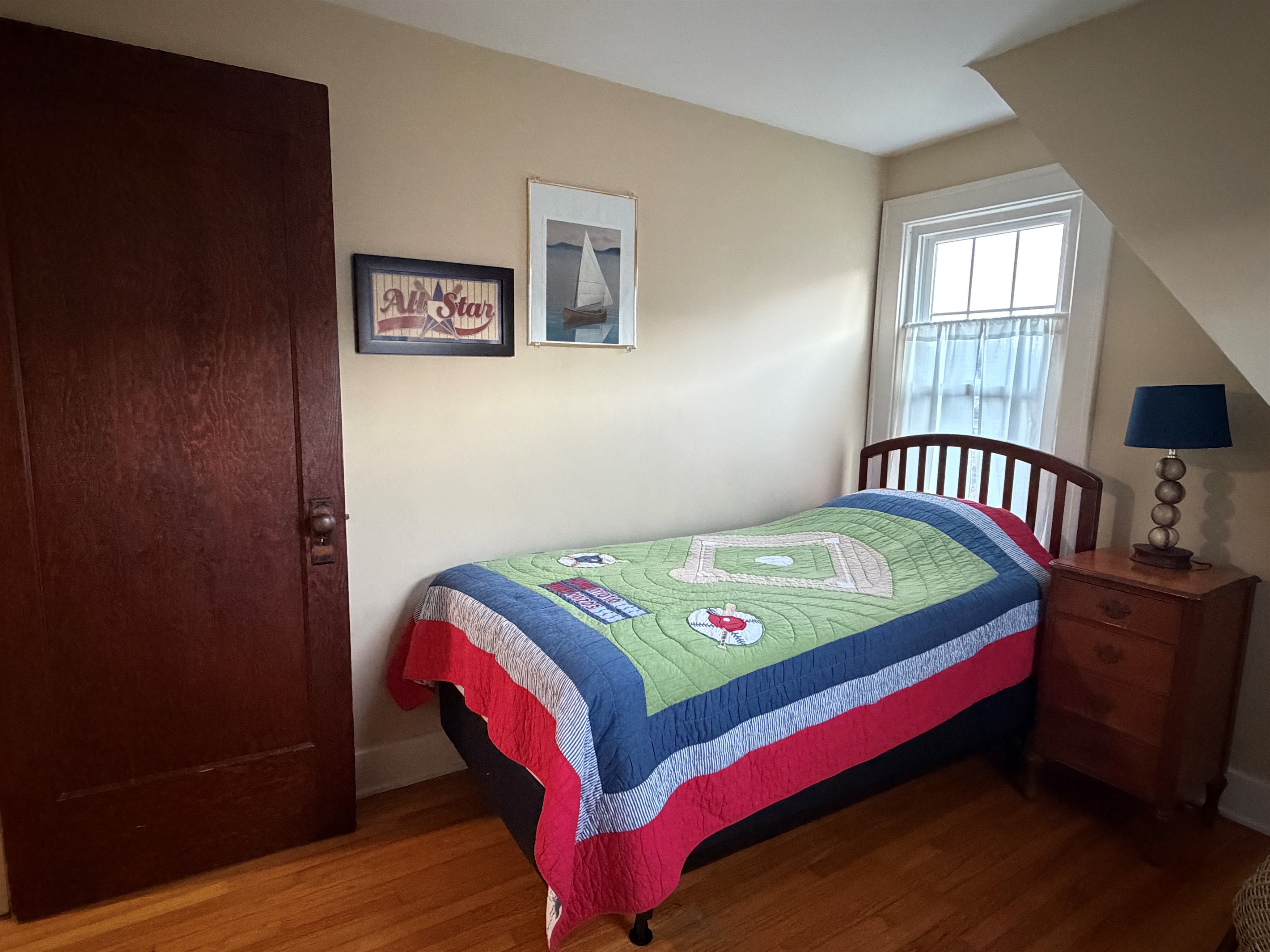 2nd floor Twin bedroom